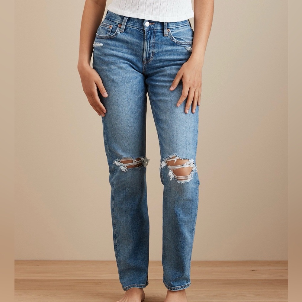 American Eagle Woman’s Stretch Curvy Light Blue Ripped Straight Jeans - Picture 3 of 4